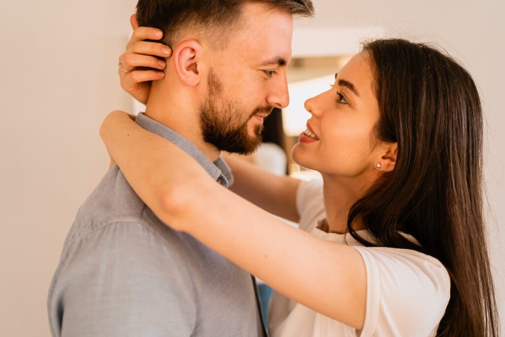 1739910008 close up smiling couple portrait 2AELAFH 1739910008 close up smiling couple portrait 2AELAFH