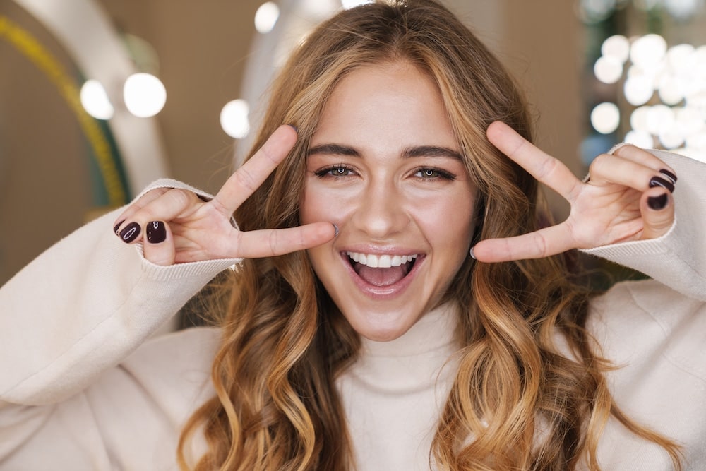 optimistic cute blonde girl in beauty salon 5LGDJJM optimistic cute blonde girl in beauty salon 5LGDJJM