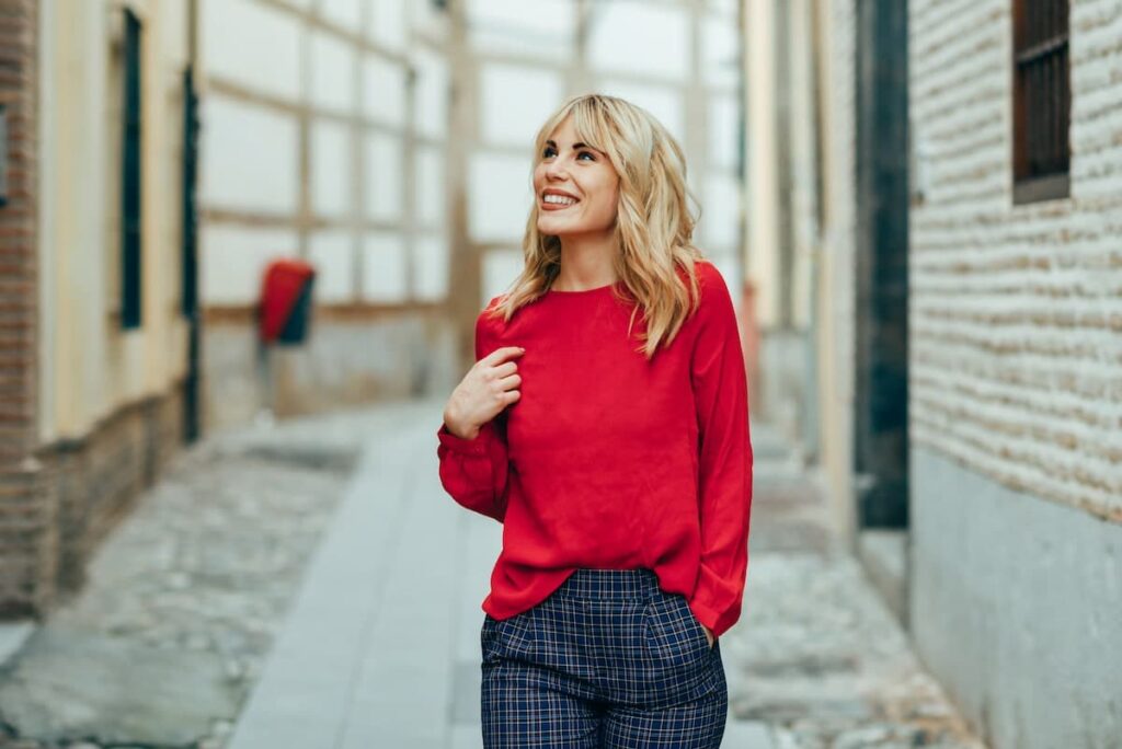 happy young blond woman walking down the street 2WGLN6Z happy young blond woman walking down the street 2WGLN6Z