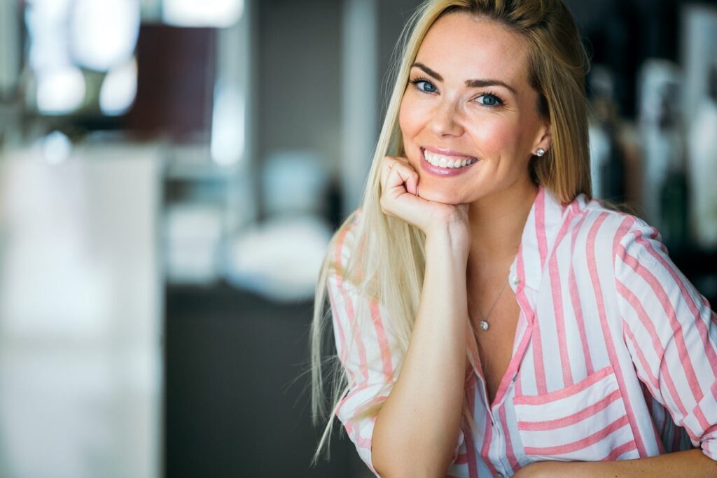 portrait of beautiful young happy smiling woman wi Z7AW3YQ portrait of beautiful young happy smiling woman wi Z7AW3YQ